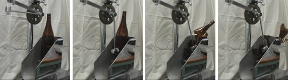写真．JIS S 2303「炭酸飲料用びんの機械衝撃試験」