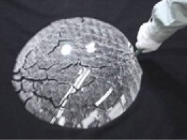 b)1/30秒後(細片破断、ふた形状は保持)