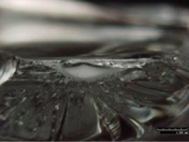 破壊起点（裏面にキズ）